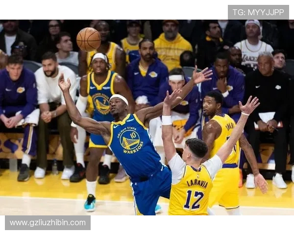 湖人双星合砍六十分逆转勇士球队展现强大战斗力重燃争冠希望 湖人双星合砍六十分逆转勇士球队展现强大战斗力重燃争冠希望